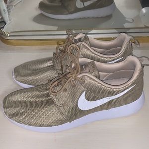 Men’s Nike Roshe One sneakers